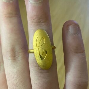 Elegant Gold Oval Ring